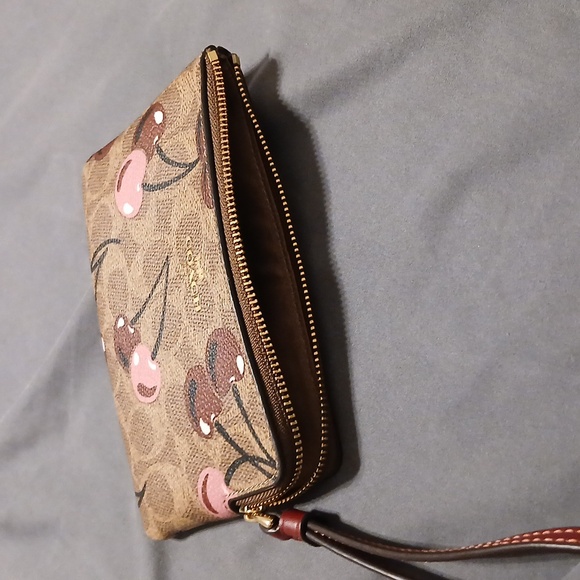 COACH CORNER ZIP WRISTLET IN SIGNATURE WITH CHERRY - Picture 4 of 4